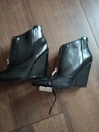 Botines Zara con cremallera frontal