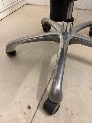 Silla de oficina negra y plateada