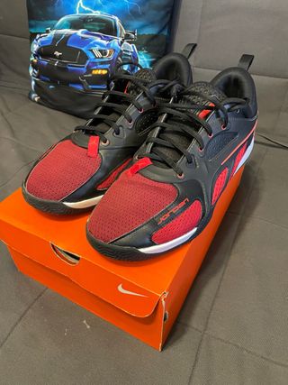 Zapatillas Jordan Negras y Rojas