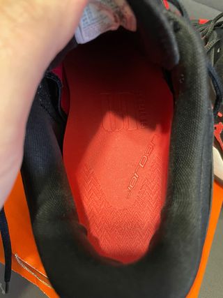 Zapatillas Jordan Negras y Rojas