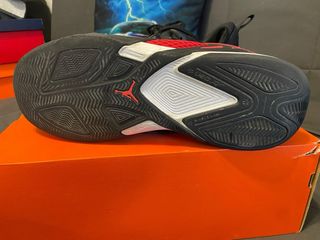 Zapatillas Jordan Negras y Rojas