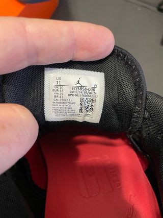 Zapatillas Jordan Negras y Rojas