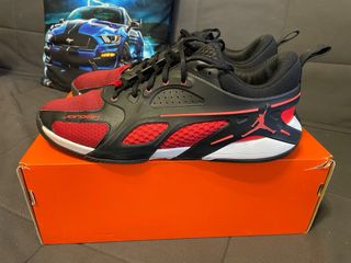 Zapatillas Jordan Negras y Rojas