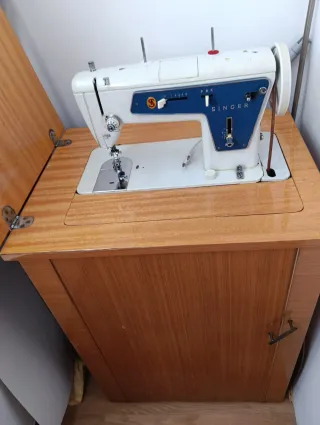 Máquina de coser Singer con pedal