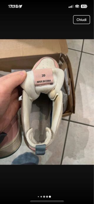 scarpe da ginnastica rosa e azzurre