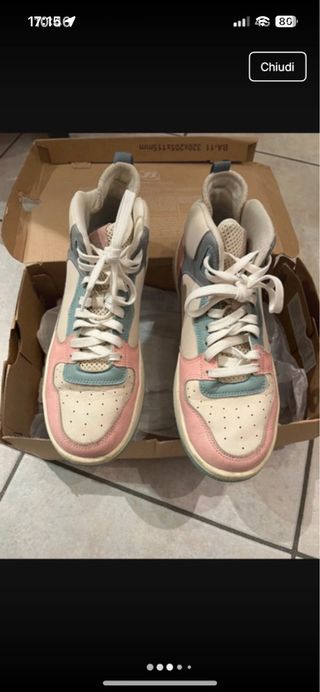 scarpe da ginnastica rosa e azzurre