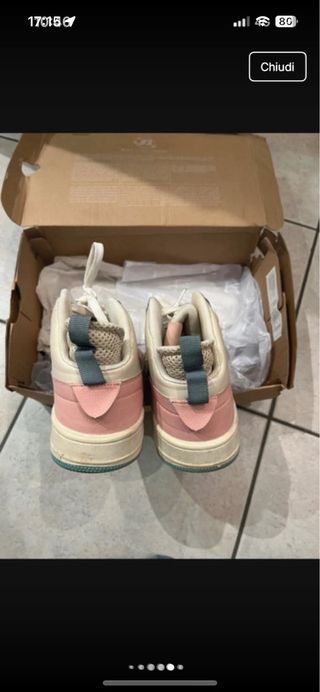 scarpe da ginnastica rosa e azzurre