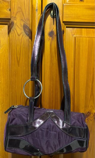 Borsa viola con manici e anello