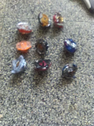 Lote de 9 Beyblade