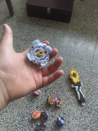 Lote de 9 Beyblade
