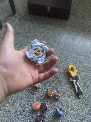 Lote de 9 Beyblade