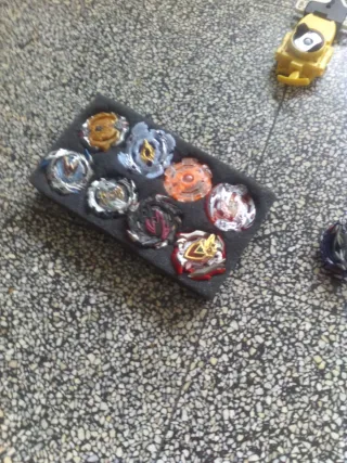 Lote de 9 Beyblade