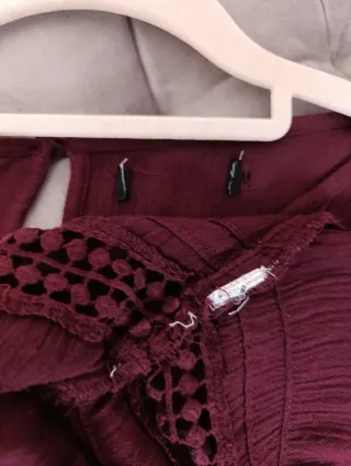 Blusa calada burdeos de Zara