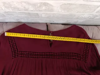 Blusa calada burdeos de Zara