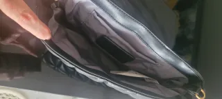 Bolso negro acolchado con cadena dorada