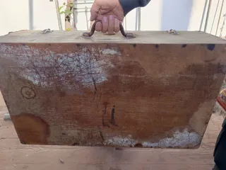 Antigua maleta de madera