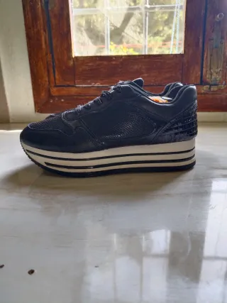 Zapatilla negra mujer