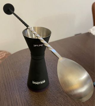 Jigger e Bar Spoon Bulldog London Dry Gin