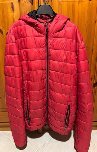Giubbotto rosso con cappuccio
