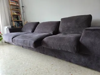 Sofá 3 plazas gris con asientos deslizantes.