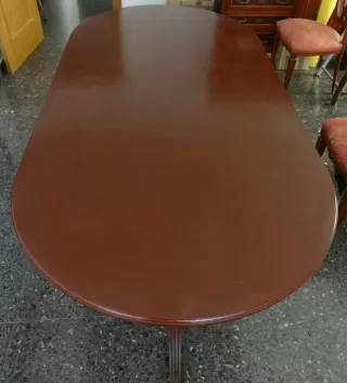 Mesa de comedor ovalada de madera