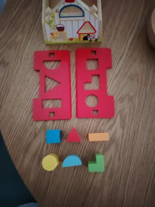 Casita de madera Goula para clasificar formas