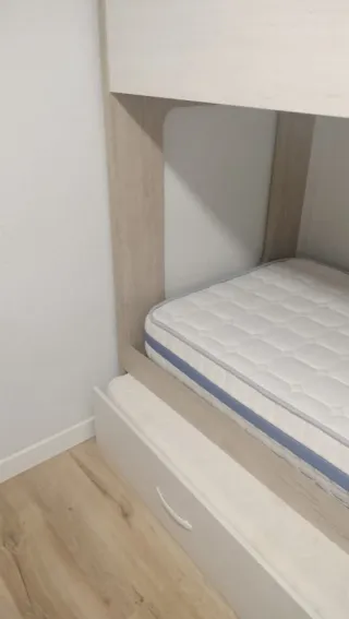 Literas con cama supletoría y dos colchones .