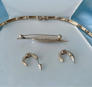 Conjunto Collar, Pendientes y Broche