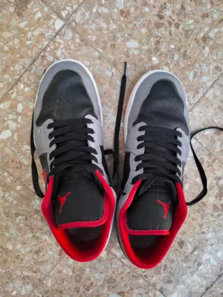 Zapatillas Nike Jordan Grises y Rojas