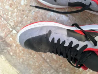 Zapatillas Nike Jordan Grises y Rojas