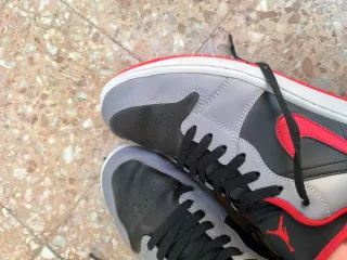 Zapatillas Nike Jordan Grises y Rojas