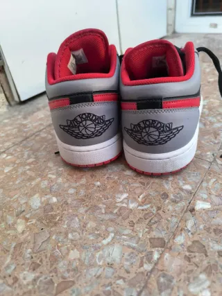 Zapatillas Nike Jordan Grises y Rojas