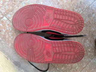 Zapatillas Nike Jordan Grises y Rojas