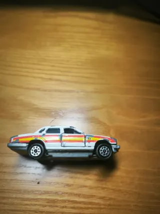 Coche a escala, jaguar de majorette