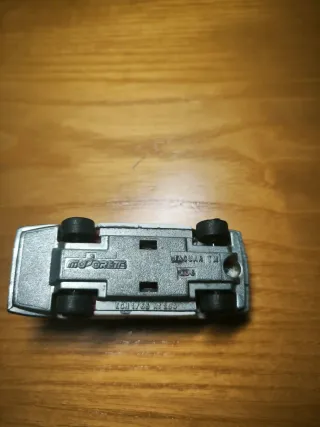 Coche a escala, jaguar de majorette