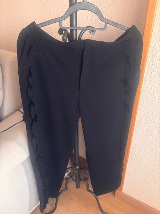 Pantalones negros con volantes