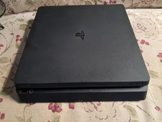 Consola PS4 Slim 1 Tb, 2 mandos, 8 juegos y funda