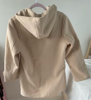 Abrigo beige con capucha y botones de madera