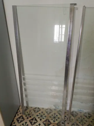 Mampara de bañera de cristal y metal. Urge venta