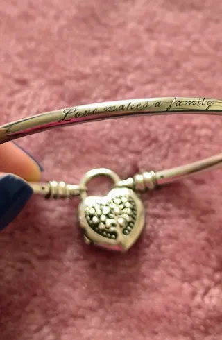 Pulsera rígida Pandora plata, cierre corazón, T18