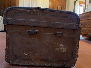Baúl antiguo de viaje madera y metal