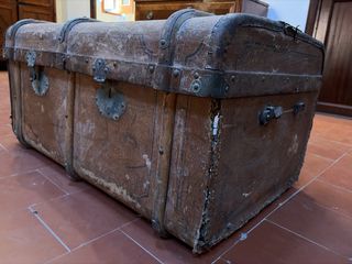 Baúl antiguo de viaje madera y metal