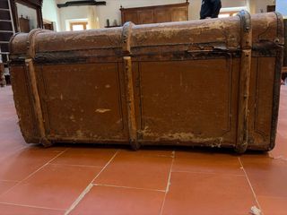 Baúl antiguo de viaje madera y metal