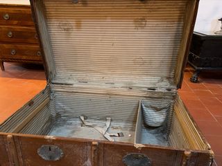 Baúl antiguo de viaje madera y metal