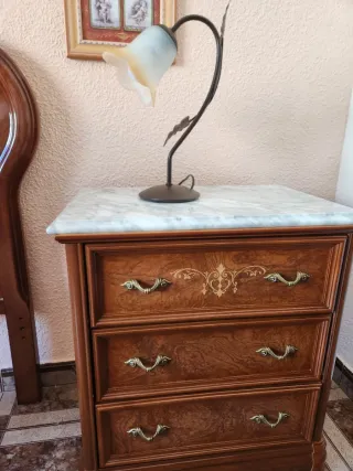 Cómoda de madera con mármol/ mesitas/ espejo