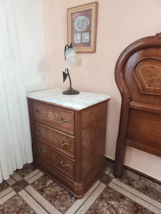 Cómoda de madera con mármol/ mesitas/ espejo