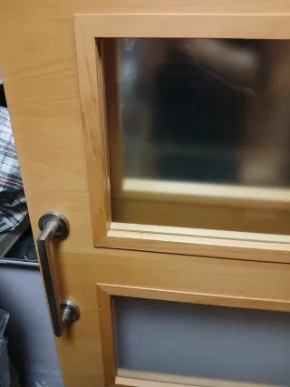 Puerta corredera de madera con cristal