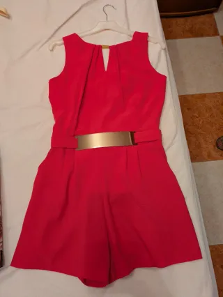 Vestido fiesta rosa fucsia con cinturón dorado