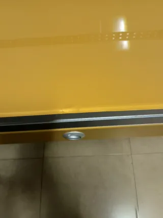 Mesa de cocina cristal naranja y metal con cajón