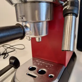 Cafetera Delonghi Dedica Roja